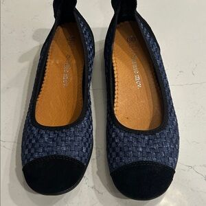 Women’s Bernie mev. Size 38 Catwalk navy flats.
